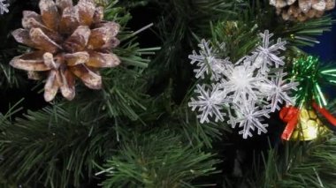 Video kartpostal kapanışı hareketli yeşil Noel ağacı renkli toplar, koniler ve çanlar ile süslenmiş