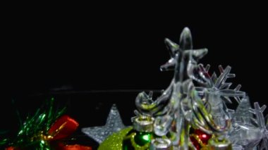 Yeni yıl video kartı kartaneleri ve toplarla çevrili küçük noel ağacı