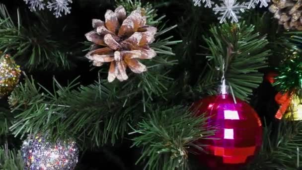 Zöld Karácsonyfa Díszített Színes Golyók Kúpok Harangok Közelről Mozgó — Stock videók