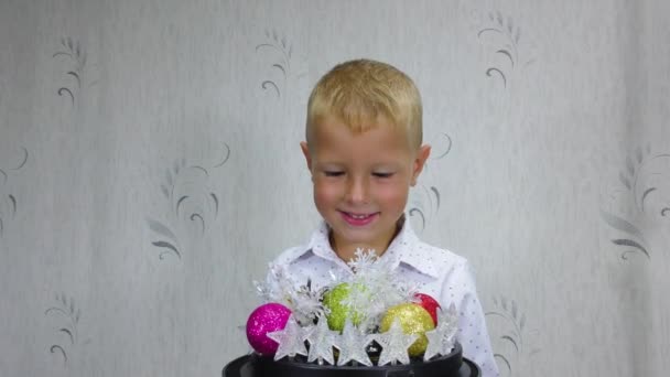 Uma Criança Camisa Branca Está Assistindo Decorações Natal — Vídeo de Stock