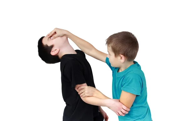 oğlan mavi tişört içinde Resepsiyon çocuğa karşı bir siyah t-shirt tutar.