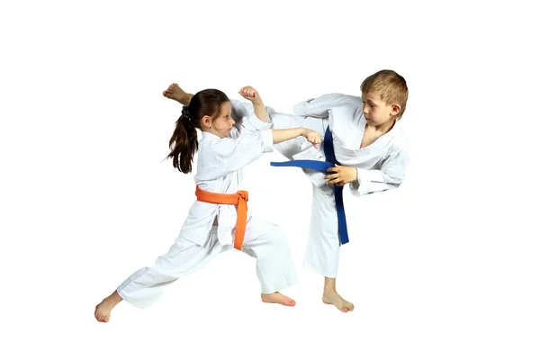 Chica y niño en karategi están entrenando ejercicios emparejados karate — Foto de Stock