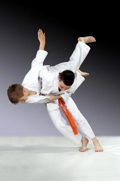 Em atletas de judogi estão treinando lances altos — Fotografia de Stock