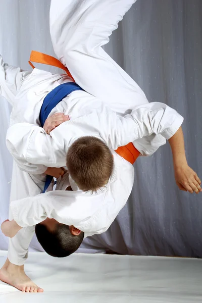 Büyük nage judo sporcu mavi kemer ile yapıyor — Stok fotoğraf