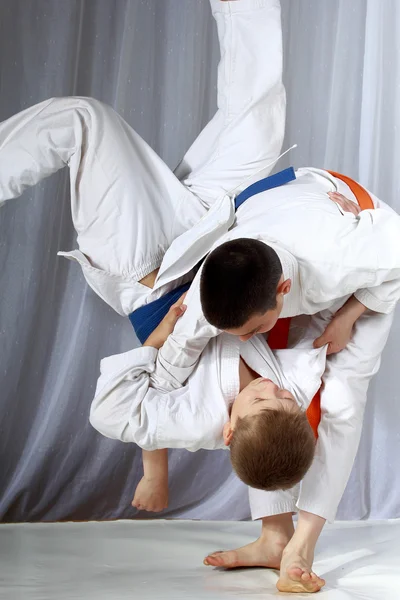 Boys in judogi are training throwing — Stock Photo, Image