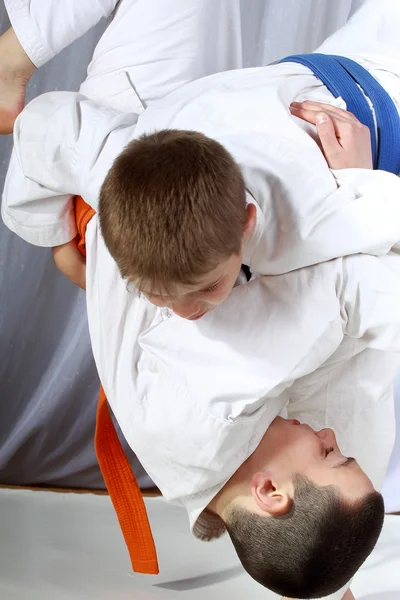 Kleine Sportler machen Judowerfen — Stockfoto