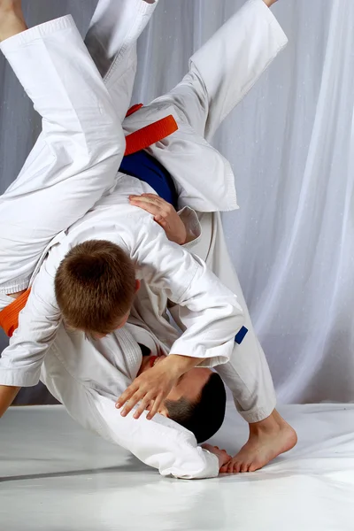 Lilla idrottsmän gör judo kast — Stockfoto