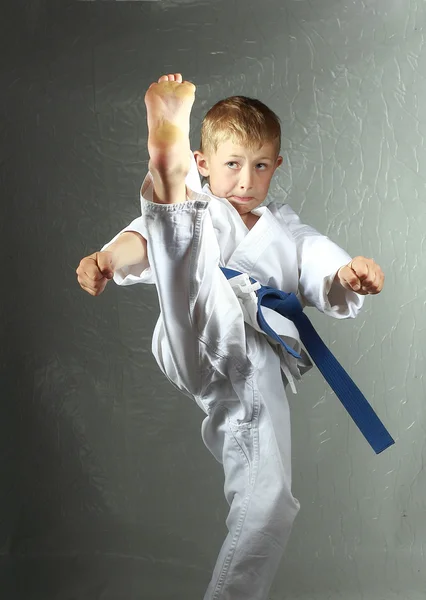 Sportowca w karategi bije bezpośrednio kopnięcie nogą — Zdjęcie stockowe