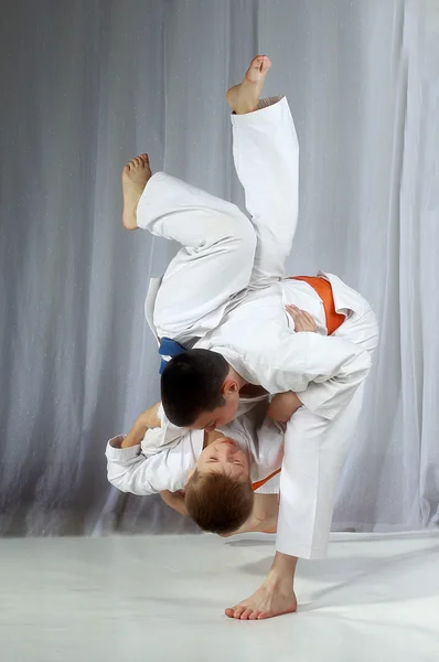 Gepaarde oefeningen uitvoert gooit atleten in judogi — Stockfoto