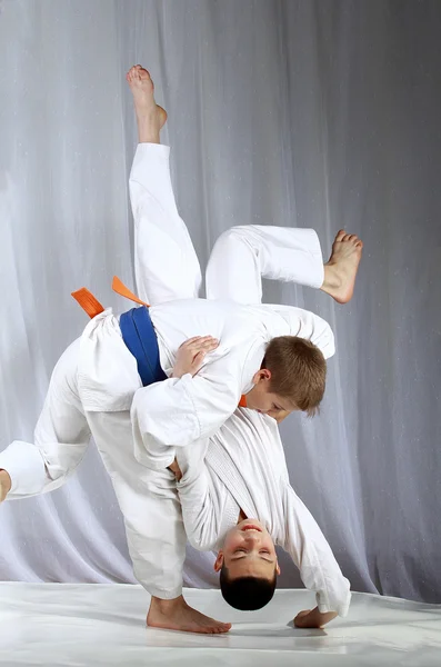 Hochwurftechniken nage-waza sind Trainingssportler im Judogi — Stockfoto
