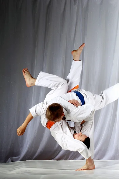 Em judogi dois atletas fazendo judo joga — Fotografia de Stock