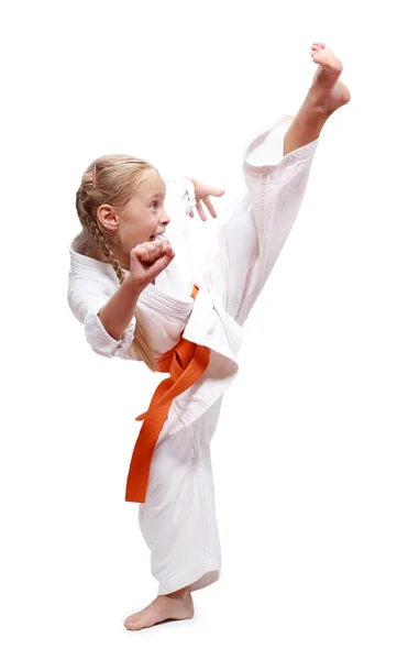 Циркулярный удар ногой делает sportwoman в karategi — стоковое фото