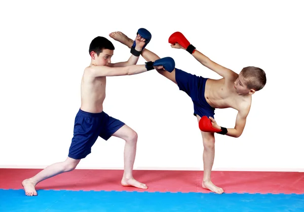 In red and blue linings boys are doing paired exercises — Stock Photo, Image