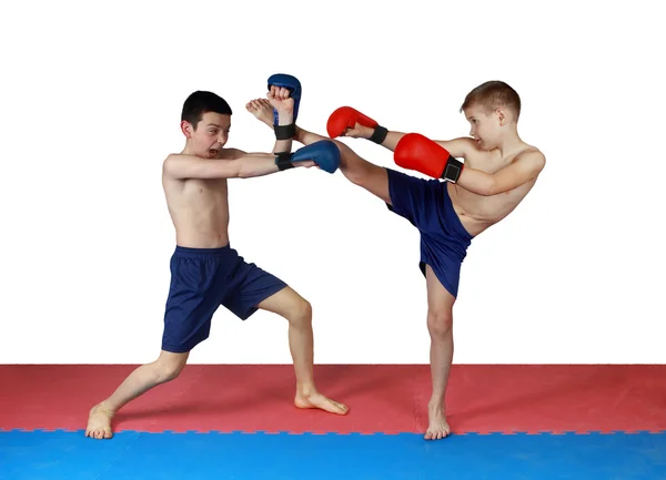 On the mat, boys in shorts are doing exercise paired — Stock Photo, Image