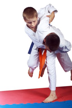 Turuncu kemer ile sporcu judo atış yapıyor
