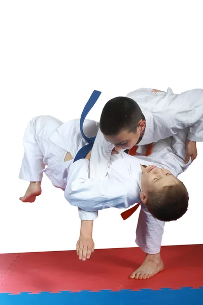 Junge mit orangefarbenem Gürtel macht Wurfjudo — Stockfoto