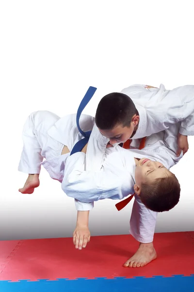 Deux athlètes en judogi font des lancers — Photo
