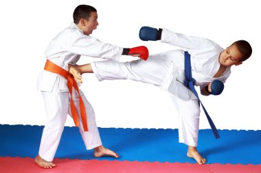 Yoko-geri tekme yumruk kol karşı olan eğitim sporcu karategi içinde