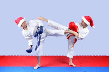 Kız ve erkek Noel Baba'nın bir kap içinde bacak darbeler karate dayak