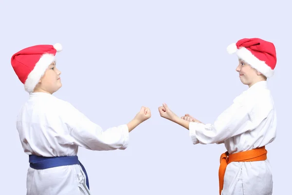 I caps jultomten står idrottare i karate rack — Stockfoto