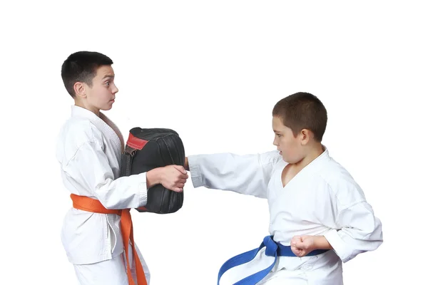 Los chicos están entrenando para vencer al simulador — Foto de Stock