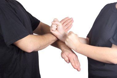 Beyaz arka planda sporcular Wing Chun Kung Fu numaraları yapıyor.