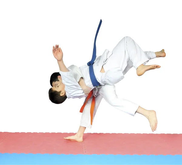 교육 기법 judogi에 던졌습니다 sportsmens — 스톡 사진