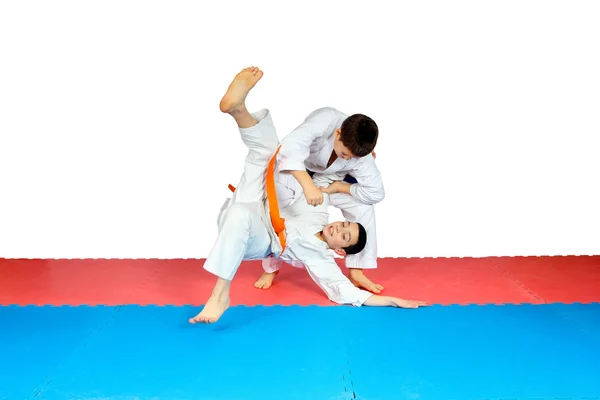 Joga judo perfoming atletas em judogi — Fotografia de Stock