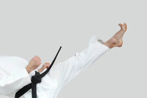 Přímý úder na vysoké noze dělá sportovce v karategi — Stock fotografie