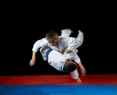 Karategi sporcularda perfoming düşme ile atar vardır