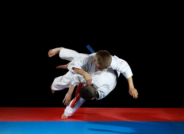 Young athletes in the sharp drop perform judo throw — Stock Photo, Image