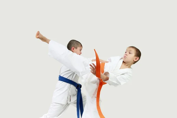 Sportsmens zijn het uitvoeren van gekoppelde oefeningen karate — Stockfoto