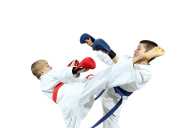 Karategi içinde sportsmens tekme atıyor