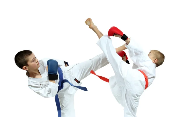 Two athletes in the linings are beating kicks — Stock Photo, Image