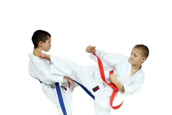 Boys in karategi are beat blows kicks — Stock Photo, Image