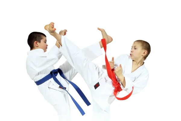 Os golpes Yoko geri e mae geri estão realizando sportsmens em karategi — Fotografia de Stock