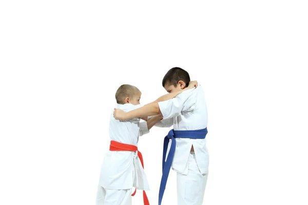 Judogi yakalanması iki sporcular yapıyorsun — Stok fotoğraf