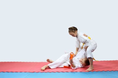 Kırmızı ve mavi mat erkek ve kız karategi içinde Fırlatma Eğitimi vardır