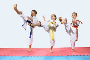 Üç karategi çocuklarda tekme bacak ileri dayak