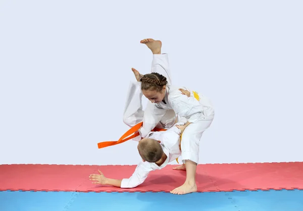 Active athletes are training throwing on the mats — Stock Photo, Image