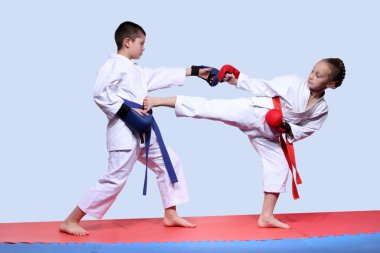 Karategi çocuklarda tekme ve yumruk dayak