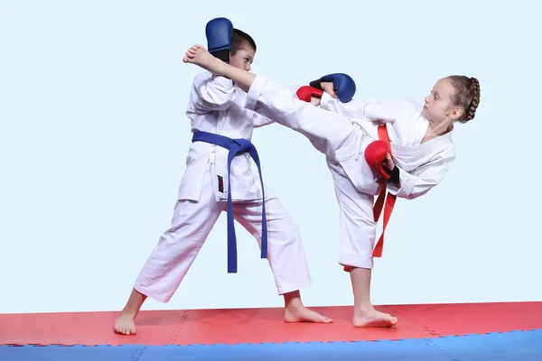 Esercizi di coppia karate stanno eseguendo sportivi in karategi — Foto Stock