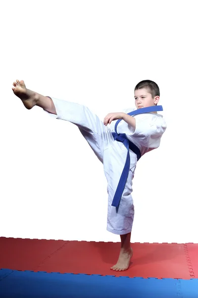 Boy beats a kick leg forward — Stock Photo, Image
