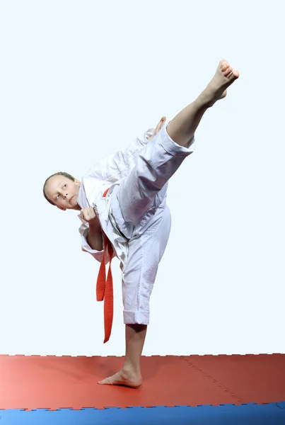 Ragazza in karategi batte rotonda calcio gamba — Foto Stock