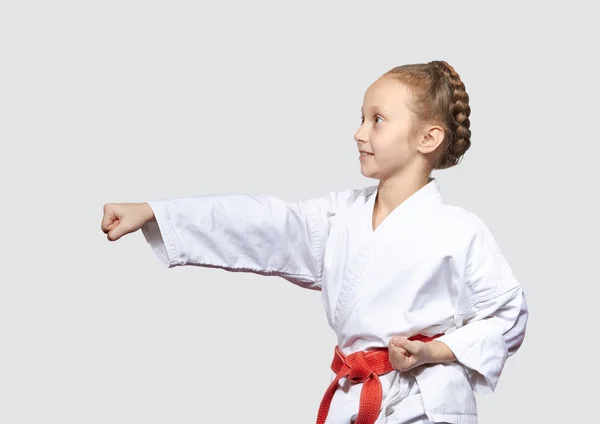 Pequeña deportista es entrenamiento golpe golpe brazo — Foto de Stock