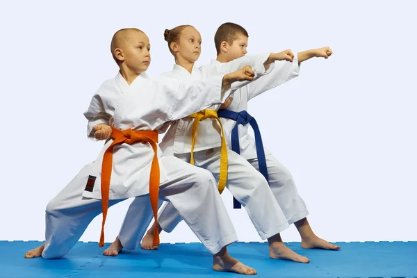 Los niños en karategi están golpeando golpe gyaku tsuki — Foto de Stock