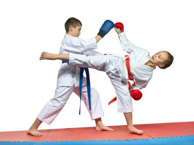 Erkek ve kız karategi olarak eşleştirilmiş egzersizleri karate eğitimi vardır