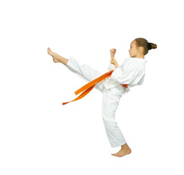 Darbe mae-geri karategi perfoming sporcunun içinde