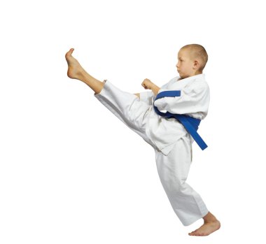 Karategi çocukta tekme bacak ileri atıyor