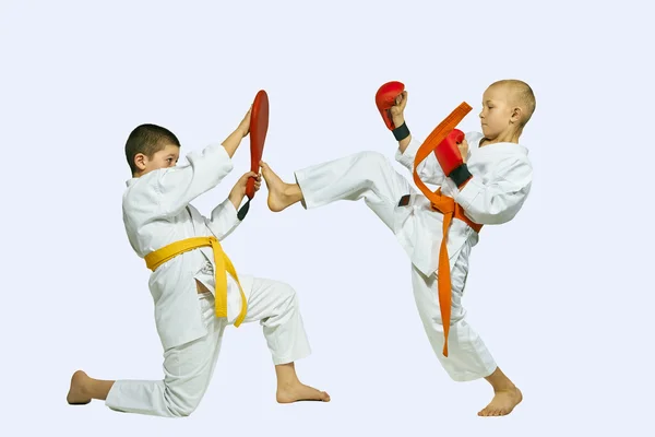 Os meninos estão treinando perna pontapé no simulador — Fotografia de Stock